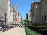 The lions protect the entrance of the Art Institute, an excellent museum with many paintings from French impressionists.